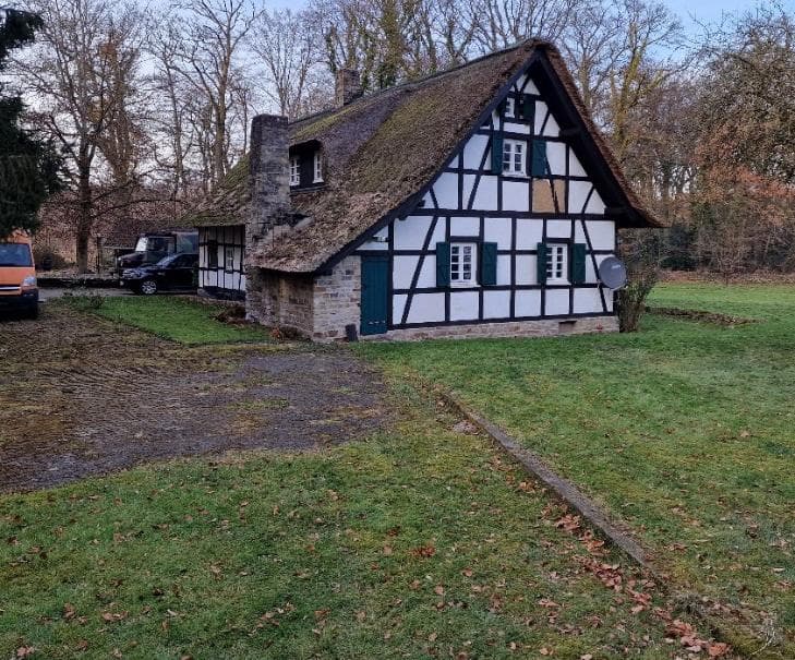 Einfamilienhaus, und Stallungen