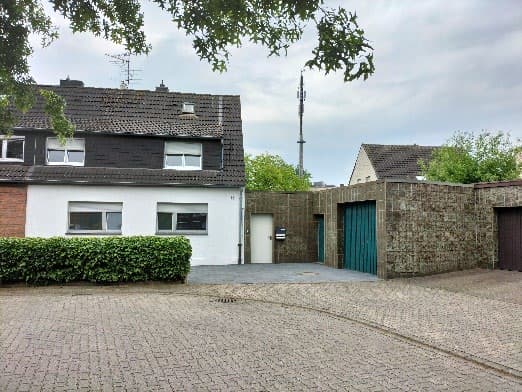 Grundstück bebaut mit Wohnhaus (Doppelhaushälfte rechts)