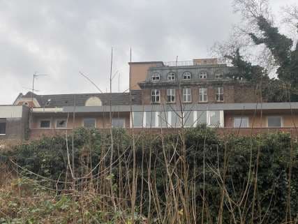 als Brachland genutztes und mit einem ehem. Krankenhausgebäude bebautes Grundstück - Bild 1