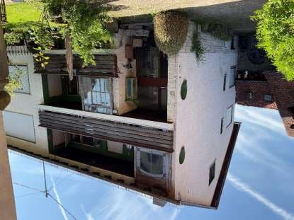 unterkellertes Wohnhaus mit Nebengebäude