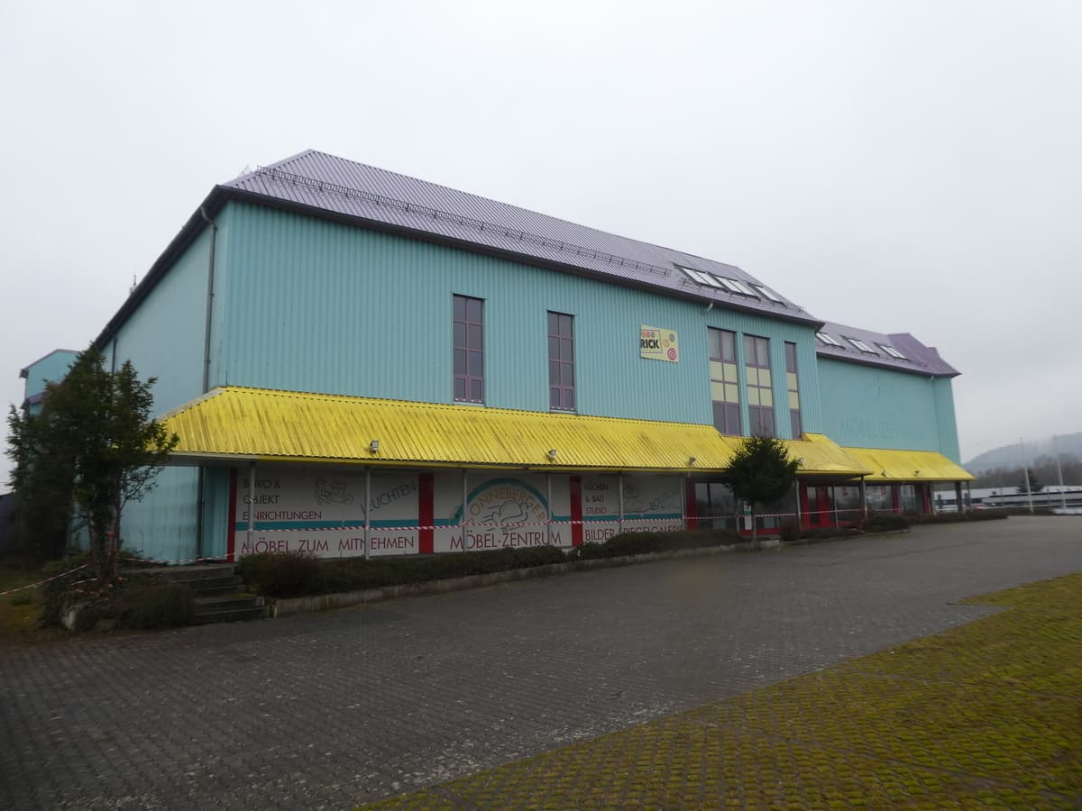 gewerblich genutztes Grundstück, mit Möbelhaus - Bild 1