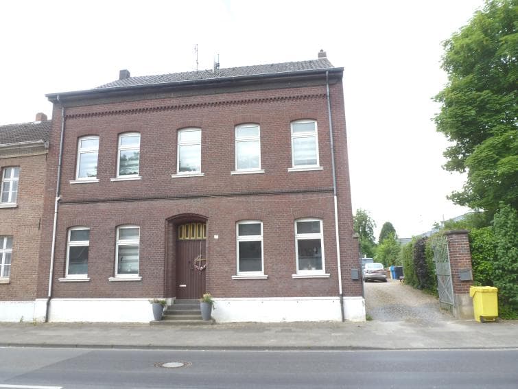 Zweifamilienhaus, Einfamilienhaus, Einfamilienhaus mit Wohnraumanbau und Nebengebäuden - Bild 1