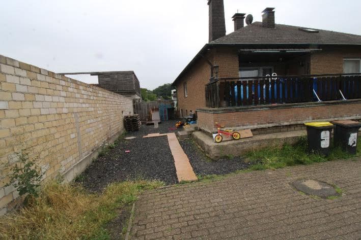 Einfamilienhaus, gewerblich genutzte Grundstücksteilfläche - Bild 1