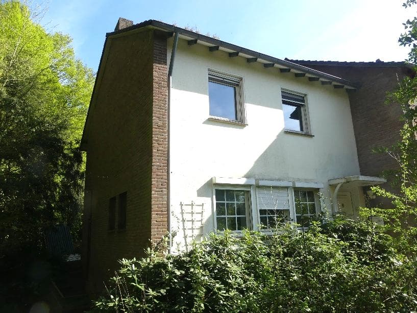 Einfamilienhaus, plus 1/4 Miteigentumsanteil an einem unbebauten Grundstück - Bild 1