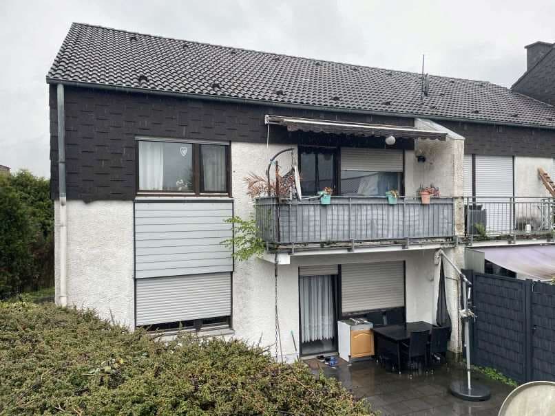 Eigentumswohnung (3 bis 4 Zimmer), Wohnung im Obergeschoss und Speicherraum im Dachgeschoss, Sondernutzungsrechte an 2 Pkw-Stellplätzen im Freien und an einer Grünfläche - Bild 1