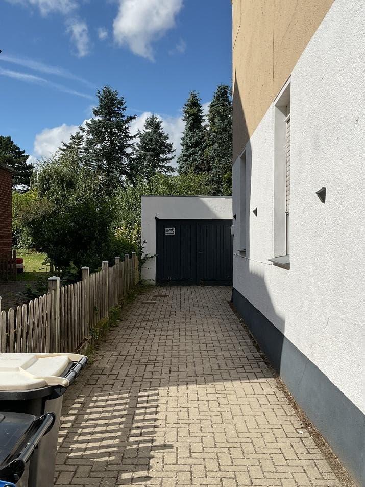 unbebautes Grundstück, Garage, Mehrfamilienhaus - Bild 1