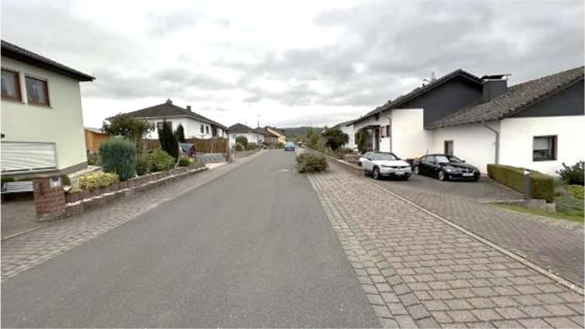 Einfamilienhaus, Garage, unbebautes Grundstück