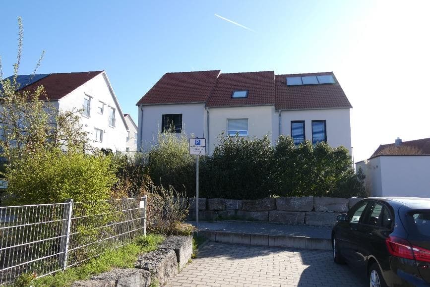 Grundstück mit zweigeschossigem Wohnhaus, Verkehrsfläche, Stellplatzfläche - Bild 1