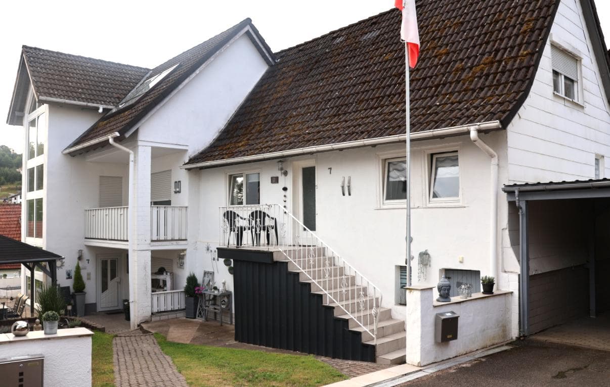 Grundstück bebaut mit Wohnhaus A, Wohnhaus B, Carport - Bild 1