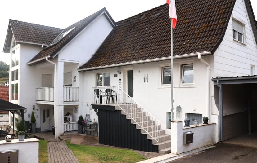 Grundstück bebaut mit Wohnhaus A, Wohnhaus B, Carport