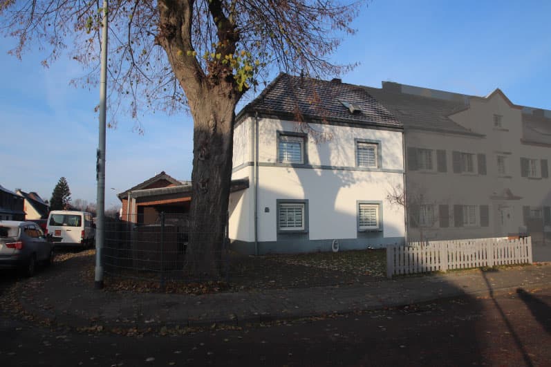 Garage, Einfamilienhaus, nebst ehemaligem Wirtschaftsanbau sowie Carport