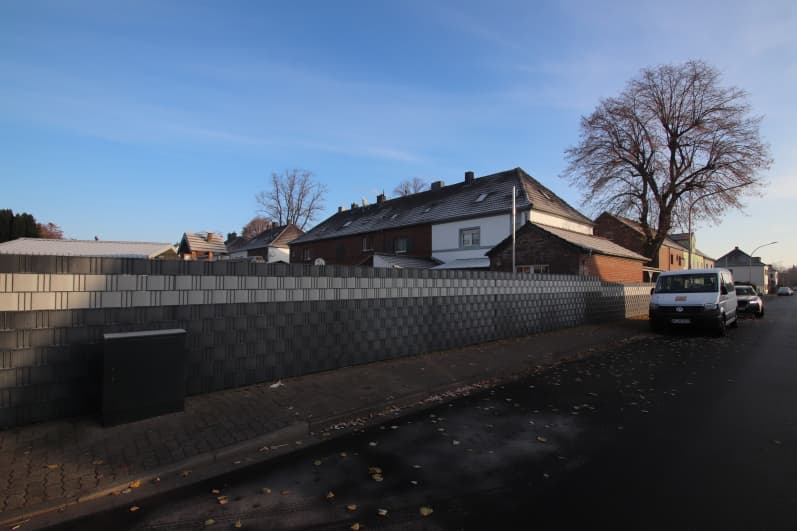 Garage, Einfamilienhaus, nebst ehemaligem Wirtschaftsanbau sowie Carport - Bild 1