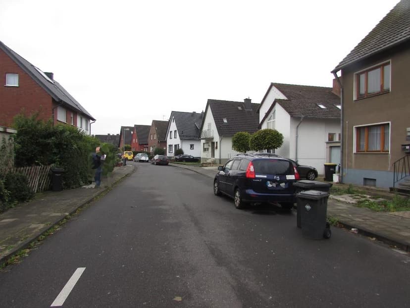 unbebautes Grundstück, Garage, Doppelhaushälfte, Grundstücke Gemarkung Bergheim Flur 1, Flurstück 205, bebaut mit einer vollunterkellerten, zweigeschossigen Einfamilien-Doppelhaushälfte mit vermutlich nicht ausgebautem Dachgeschoss und einer PKW-Garage, Flurstück 964, unbebaut (Teil der Außenanlge)