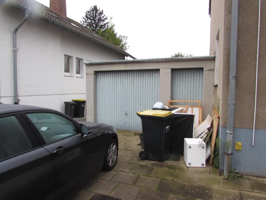 unbebautes Grundstück, Garage, Doppelhaushälfte, Grundstücke Gemarkung Bergheim Flur 1, Flurstück 205, bebaut mit einer vollunterkellerten, zweigeschossigen Einfamilien-Doppelhaushälfte mit vermutlich nicht ausgebautem Dachgeschoss und einer PKW-Garage, Flurstück 964, unbebaut (Teil der Außenanlge) - Bild 1