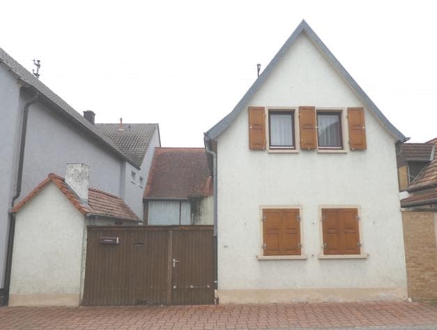 Einfamilienhaus, Nebengebäude und Scheune