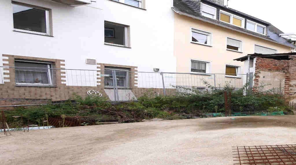 bestehend aus 4 Wohnungen und 4 Stellplätzen (Mehrfamilienhaus) - Bild 1