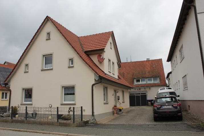 Einfamilienhaus, Grundstück mit 3 Wohngebäuden u. 2 Nebengebäuden
