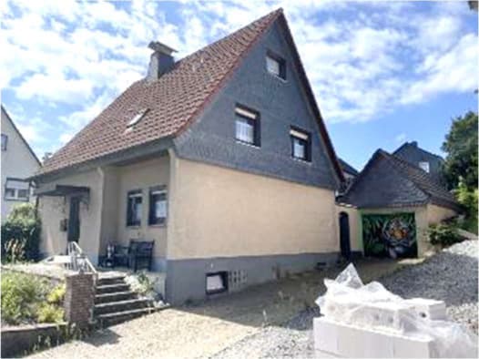 Einfamilienhaus, mit Einliegerwohnung und Pkw-Garage - Bild 1