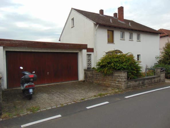 Zweifamilienhaus mit Garage/Nebengebäude