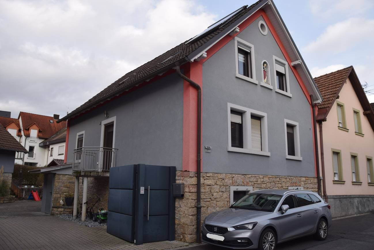 Einfamilienhaus mit Nebengebäude, Garage (ehemalige Scheune)  - Bild 1