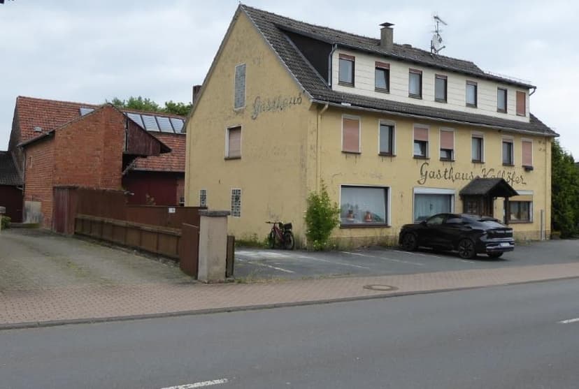 Ehemaliger Gasthof und Wirtschaftsgebäude