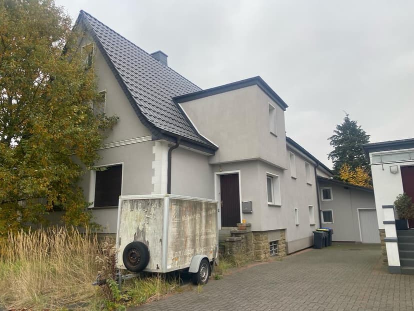 bebaut mit eingeschossigem Wohngebäude (BJ 1936) mit zweigeschossigem Anbau, ausgebautes Dach