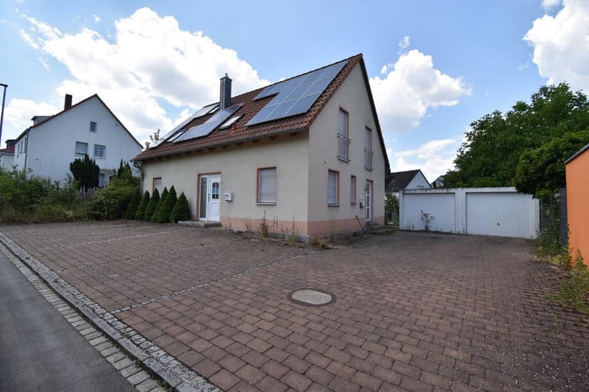 Einfamilienhaus mit Kleintierpraxis im Erdgeschoss, Doppelgarage