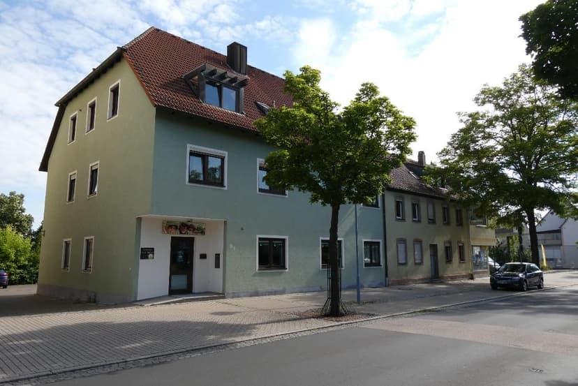 Wohn- und Geschäftshaus und unbebautes Baugrundstück