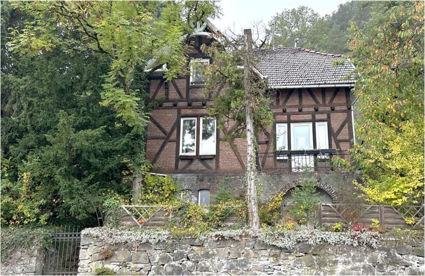 Einfamilienhaus, unbebautes Grundstück