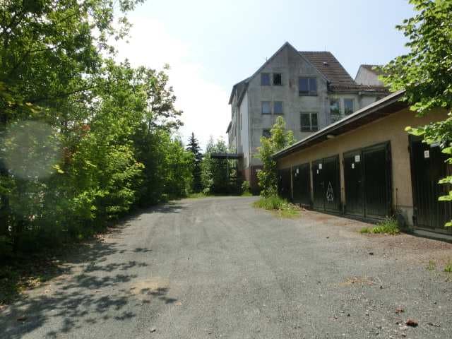 Wohn-/Geschäftshaus, ehemals Hotel mit Gaststätte, Anbau Heizungsgeb. u. 5 PKW-Reihengaragen 