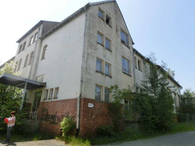 Wohn-/Geschäftshaus, ehemals Hotel mit Gaststätte, Anbau Heizungsgeb. u. 5 PKW-Reihengaragen  - Bild 1