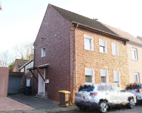 Doppelhaushälfte, Wohnhaus mit abgänigen Nebengebäuden (Garage, Schuppen und Hofüberdachung)