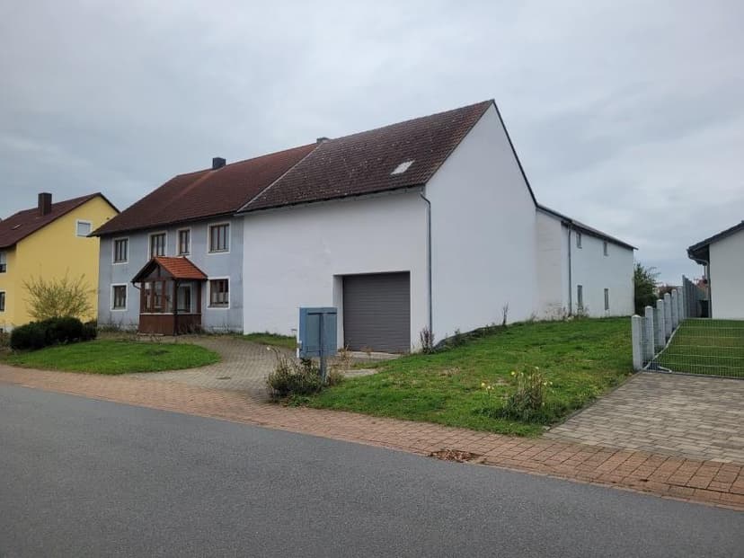Wohnhaus mit Stall- und Scheunenanbauten