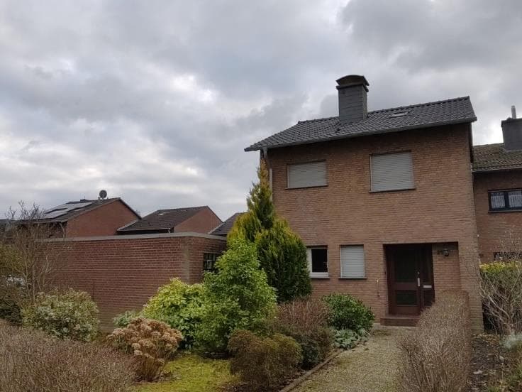 Reihenendhaus mit zwei Garagen