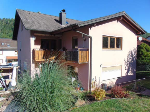 Zweigeschossiges Zweifamilienwohnhaus mit Garage