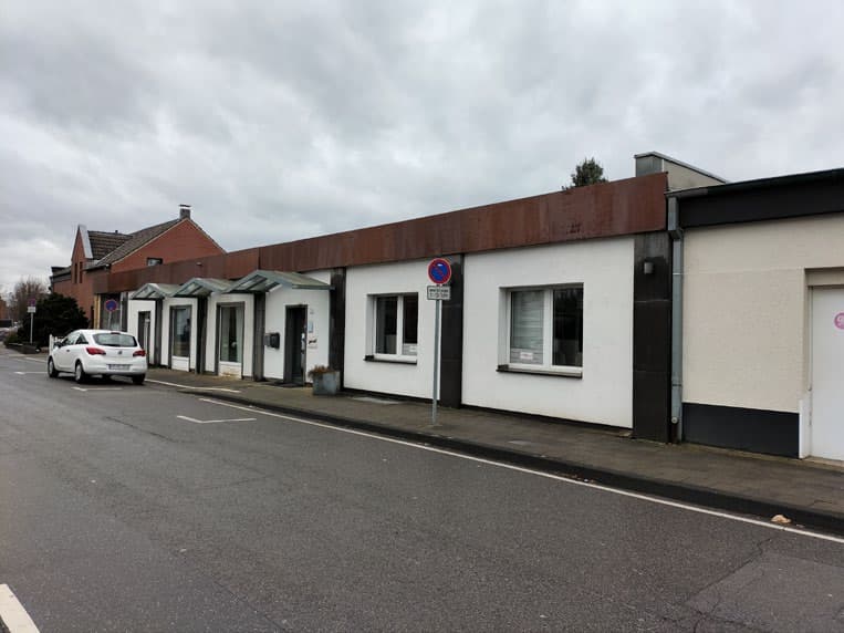 drei bebaute Grundstücke