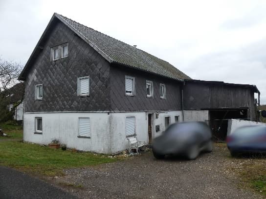 Wohnhaus mit Nebengebäuden