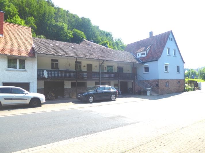 Wohnhaus mit Nebengebäude, PKW-Stellplatz