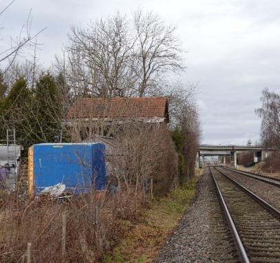 Grundstück mit ehemaligem Bahnwärterhaus, Gartenhaus