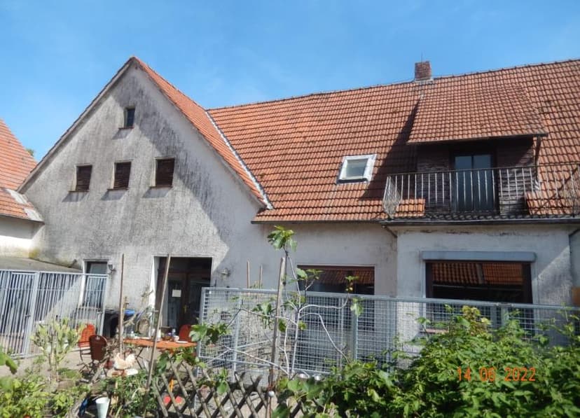 Wohn- und Wirtschaftsgebäude sowie Stall- und Scheunengebäude und Ländereien