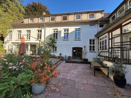 Wohngebäude (Grundstück nebst Erbbaurecht)