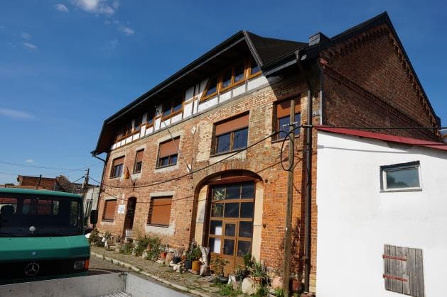 Mehrfamilienhaus, 3 Nebengebäude und ein