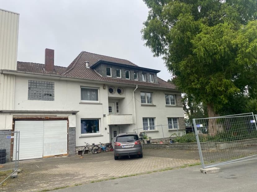 gewerblich genutztes Grundstück, wirtschaftliche Einheit bestehend aus leerstehender Produktionshalle und Wohngebäude (Betriebsleiterwohnung)
