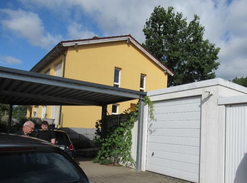 Wohnhaus, Garage, Carport