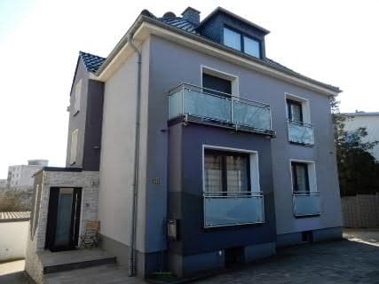 Grundstück, bebaut mit einem Einfamilienhaus