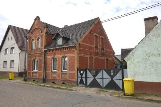 Zweifamilienhaus, Ackerland