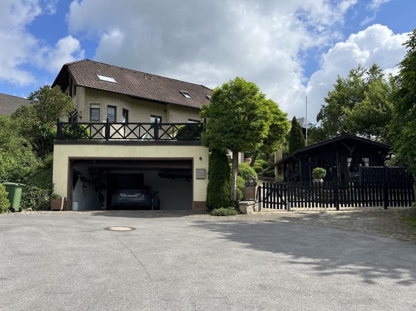 Einfamilienhaus, Einliegerwohnung, Doppelgarage