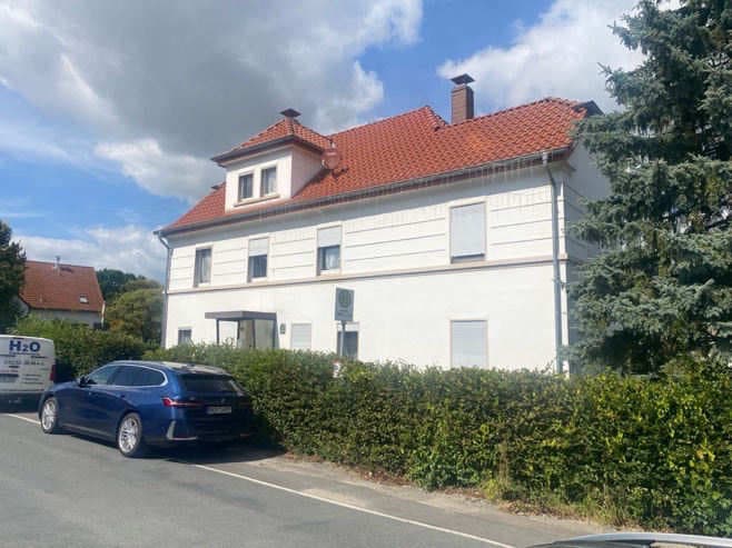 Wohngebäude mit zwei Wohneinheiten, Garage mit Geräteraum