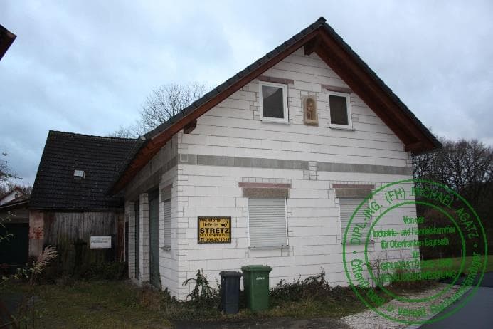 Zweifamilienwohnanwesen, Scheune - Bild 1