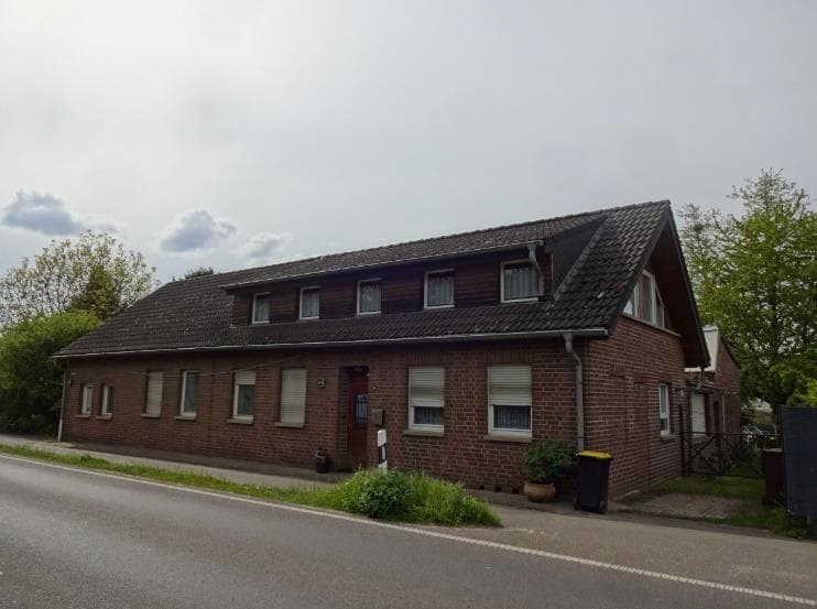 Zweifamilienhaus mit einer Garage - Bild 1